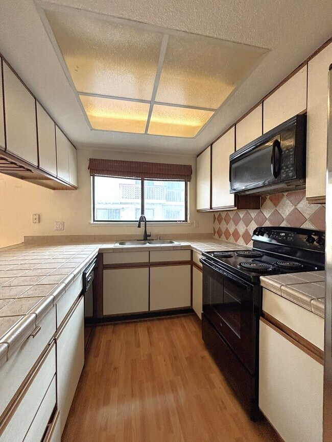 Beautiful Spacious Condo photo 2