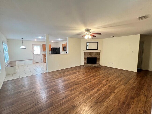 10040 Daly Dr Hurst, TX 76053 photo 3