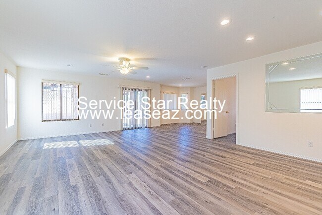 16456 N 137th Dr photo 4