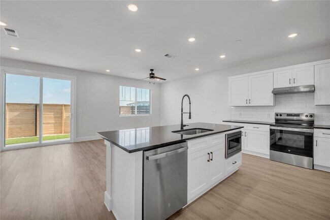 9317 Curious Squirrel St Austin, TX 78744 photo 5