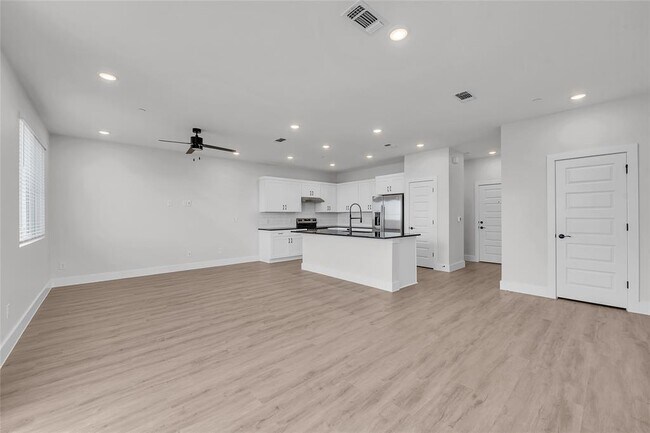 9317 Curious Squirrel St Austin, TX 78744 photo 4