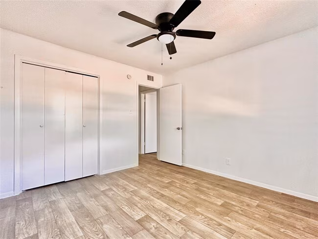 1908 Hearthstone Dr photo 4
