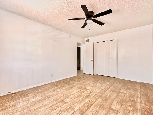 1908 Hearthstone Dr photo 3