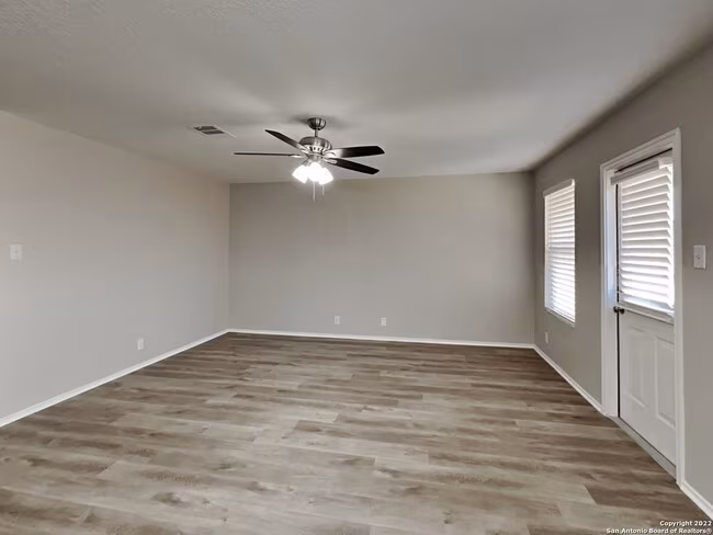 811 Six Iron San Antonio, TX 78221 photo 3