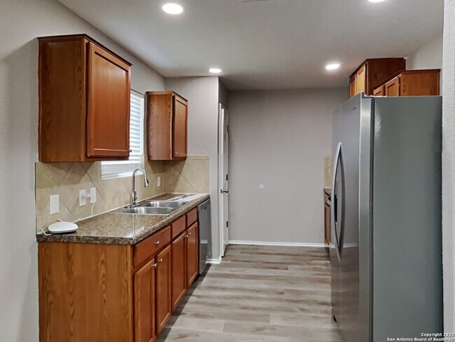811 Six Iron San Antonio, TX 78221 photo 2