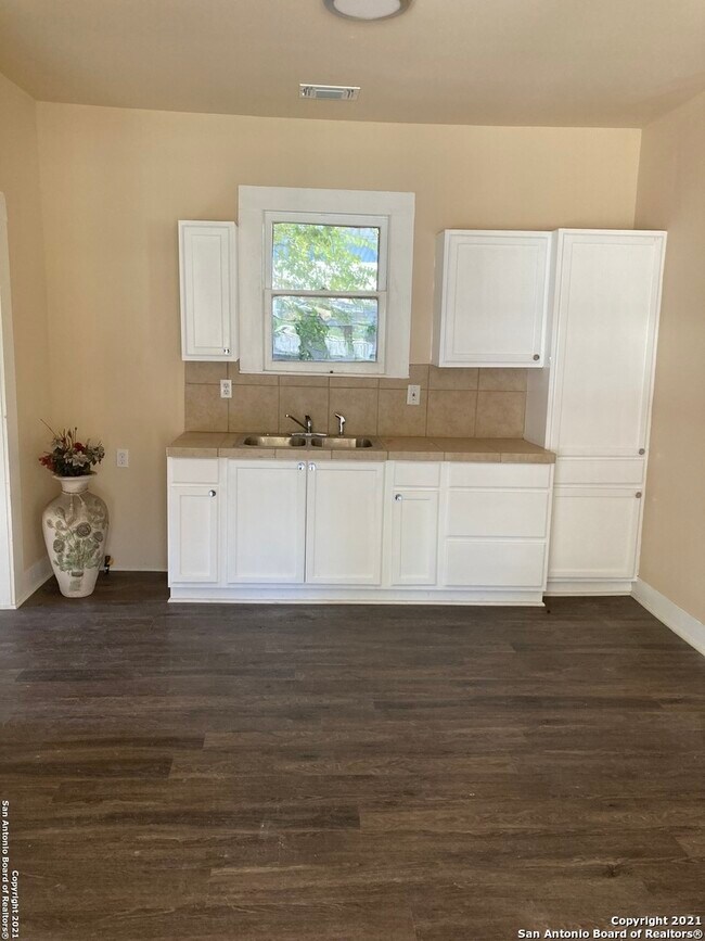 402 Cornell Ave San Antonio, TX 78201 photo 4
