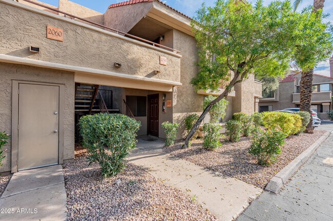 5122 E SHEA Boulevard photo 2