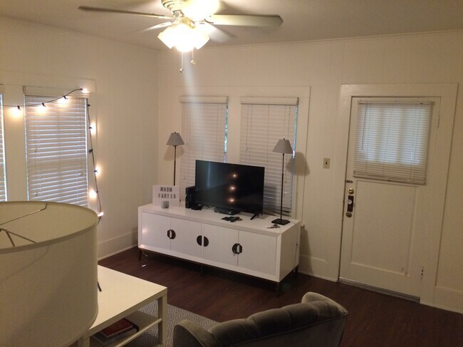 1905 David St Austin, TX 78705 photo 2