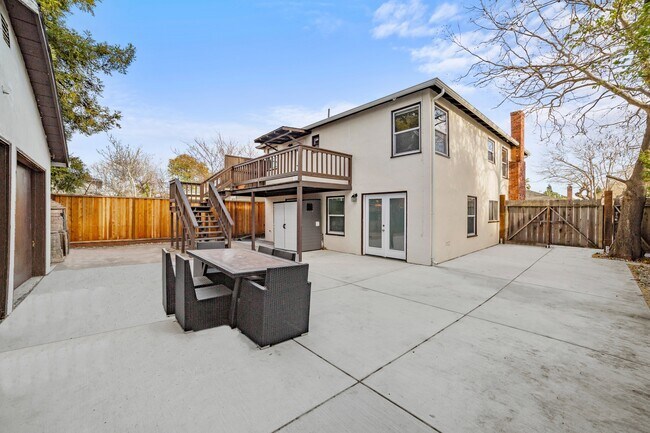 301 D St Redwood City, CA 94063 photo 3