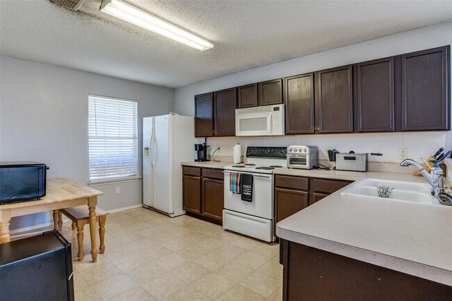 2832 Monticello Lane, Lancaster, TX 75134 photo 3