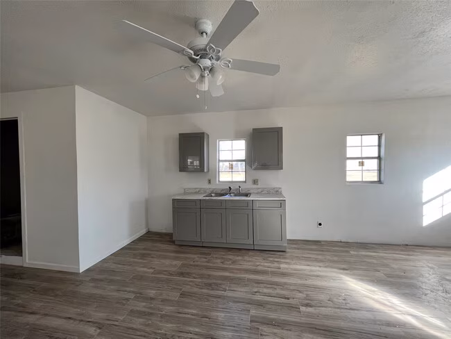 5104 39th St E Dickinson, TX 77539 photo 4