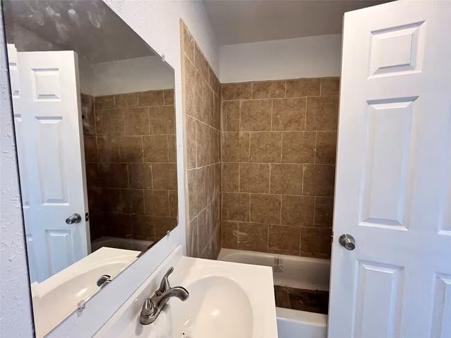 5104 39th St E Dickinson, TX 77539 photo 3