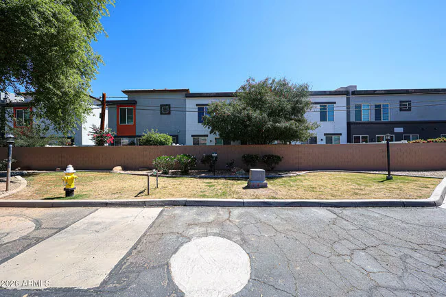3221 N 37th St Phoenix, AZ 85018 photo 4