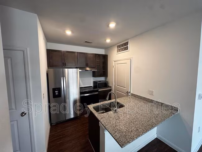 1124 W Ave O Belton, TX 76513 photo 4
