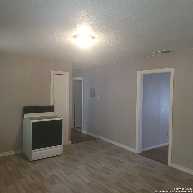 1114 Kyle St San Antonio, TX 78211 photo 3