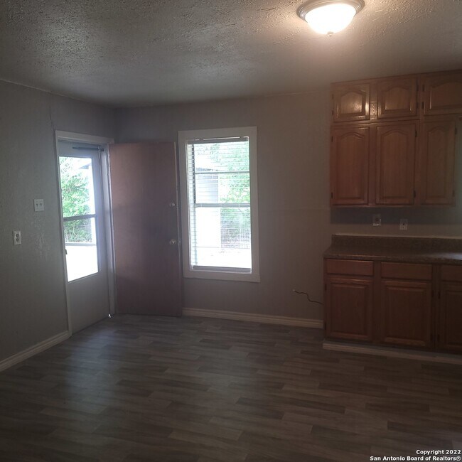 1114 Kyle St San Antonio, TX 78211 photo 4