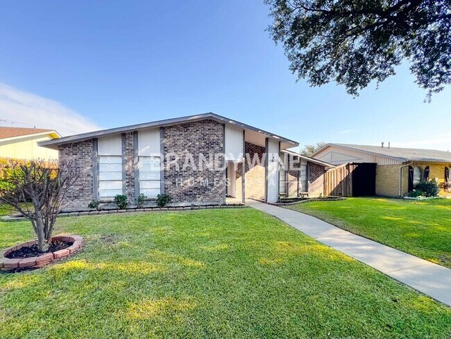 4426 Mint Dr Garland, TX 75043 photo 2