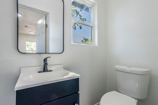 2215 N Elmendorf St San Antonio, TX 78201 photo 5