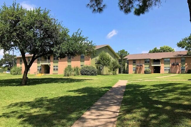 7203 S Great Trinity Forest Way Dallas, TX 75217 photo 4
