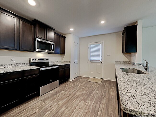 7262 Lazy Cyn San Antonio, TX 78252 photo 2