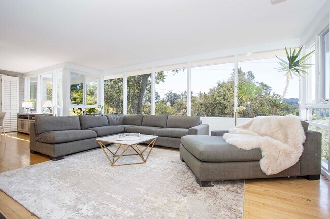 Stunning Henry Hill Mid-Century in Kentfield photo 2