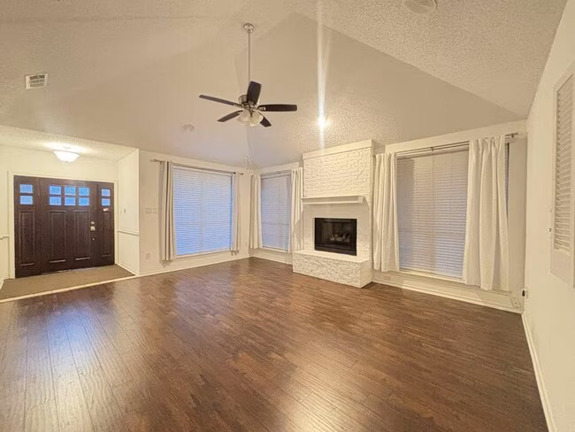 1205 Olde Towne Drive, Irving, TX 75061 photo 2