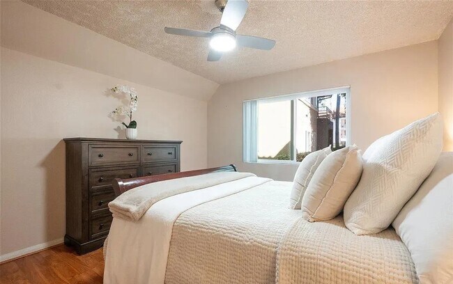 7525 Charmant Dr San Diego, CA 92122 photo 5