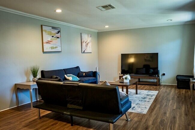 6321 Del Monte Rd Austin, TX 78741 photo 4