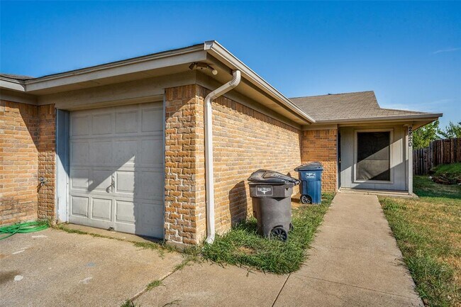 2820 Ridgecrest Drive, Fort Worth, TX 76133 photo 2