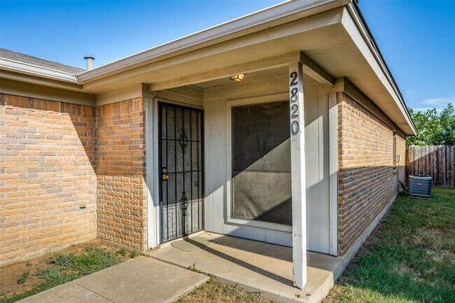 2820 Ridgecrest Drive, Fort Worth, TX 76133 photo 3