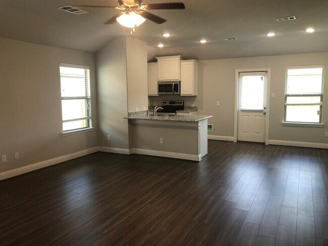 1415 Warringwood Dr Greenville, TX 75402 photo 2