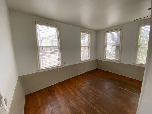 300 W 37th St Austin, TX 78705 photo 2