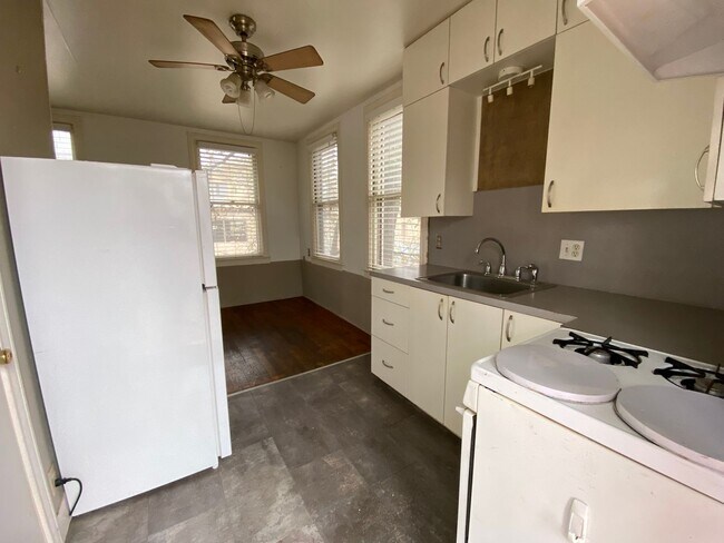 300 W 37th St Austin, TX 78705 photo 3