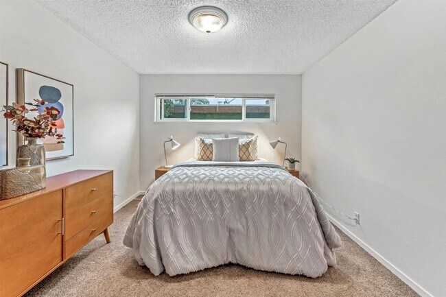 389 Somerset Rd Piedmont, CA 94611 photo 3