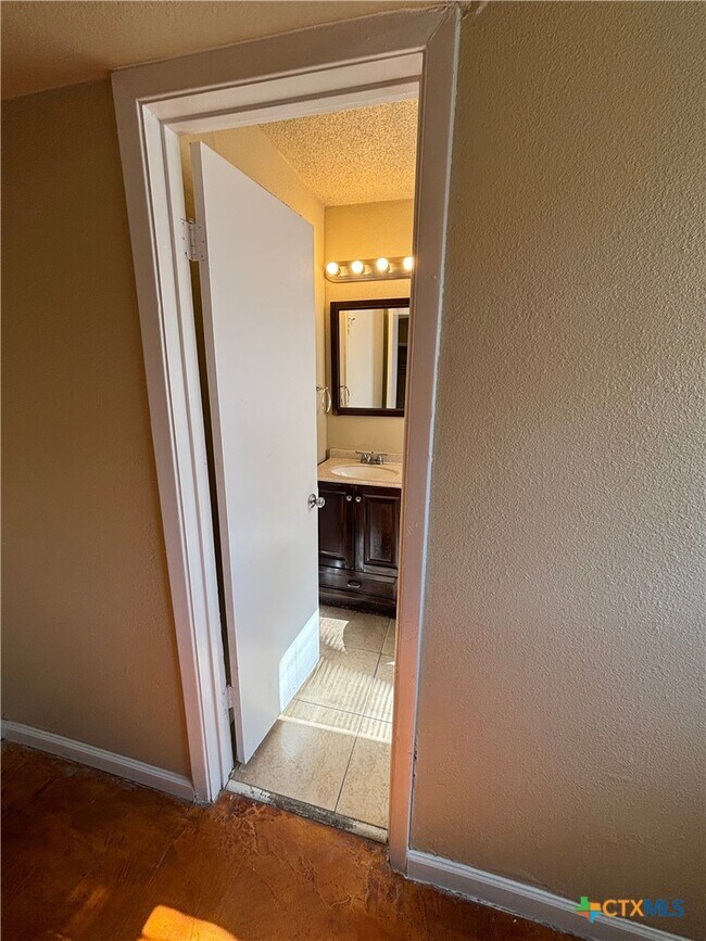 915 S 15th St Copperas Cove, TX 76522 photo 5