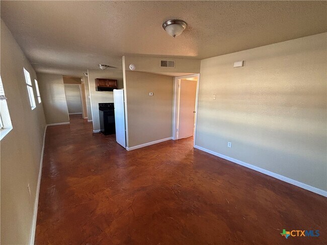 915 S 15th St Copperas Cove, TX 76522 photo 2