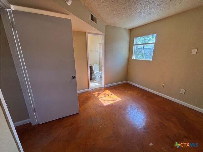 915 S 15th St Copperas Cove, TX 76522 photo 4