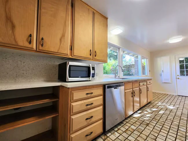 329 Colorado Ave Palo Alto, CA 94306 photo 5