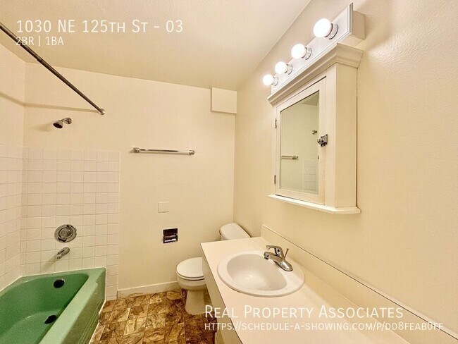 1030 NE 125th St Seattle, WA 98125 photo 5