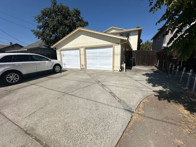 1-W 10th St, 504