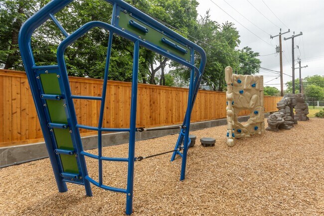 1515 Roosevelt Ave San Antonio, TX 78210 photo 4