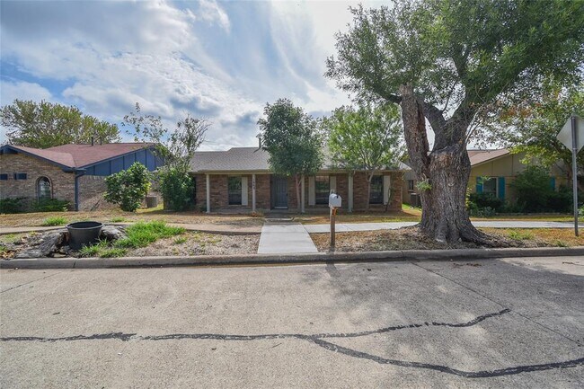 1968 Rambling Ridge Lane, Carrollton, TX 75007 photo 2