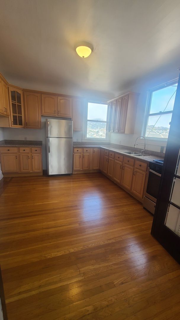 7 Leo Street, San Francisco, CA 94112 photo 4