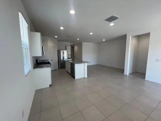 15645 W Desert Hollow Dr Surprise, AZ 85387 photo 4