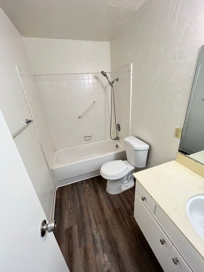 4 Bedroom 2 Bathroom Town Home photo 4