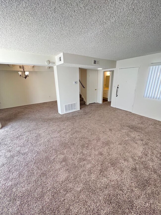 4 Bedroom 2 Bathroom Town Home photo 3