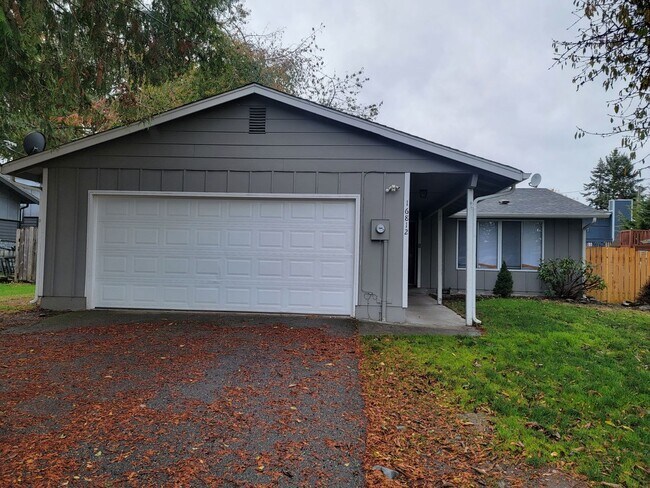 Spacious Spanaway rambler with covered patio and fenced yard. photo 2