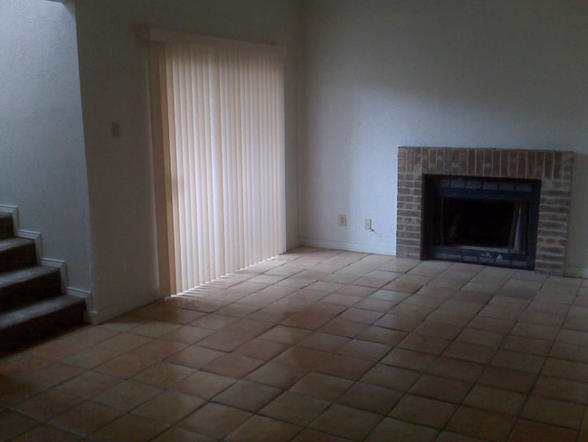 2227 Madison Dr Arlington, TX 76011 photo 3