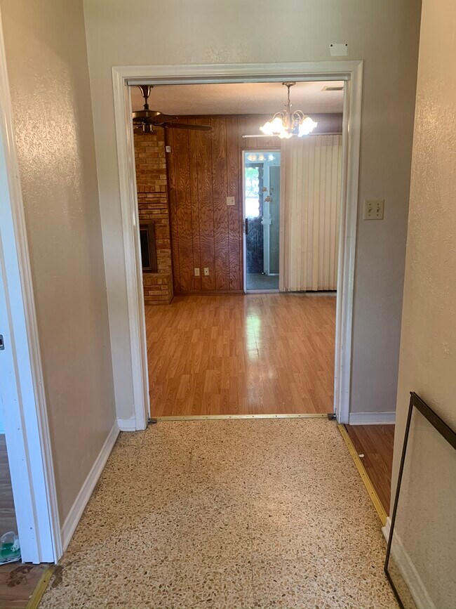 919 Magnolia Ln Lancaster, TX 75146 photo 3