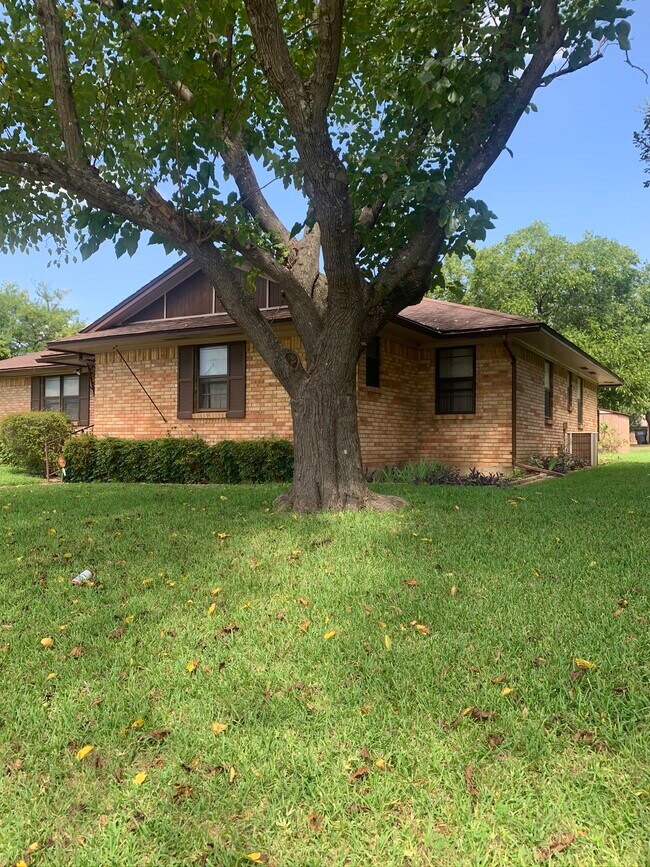919 Magnolia Ln Lancaster, TX 75146 photo 2